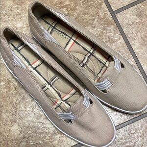 Grasshoppers Tan and White Slip-On 7.5 Flats Minimalist Casual